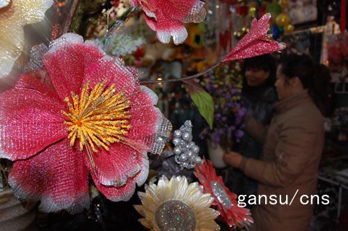 玉门市花卉市场节前火爆 礼品花卉销售走俏